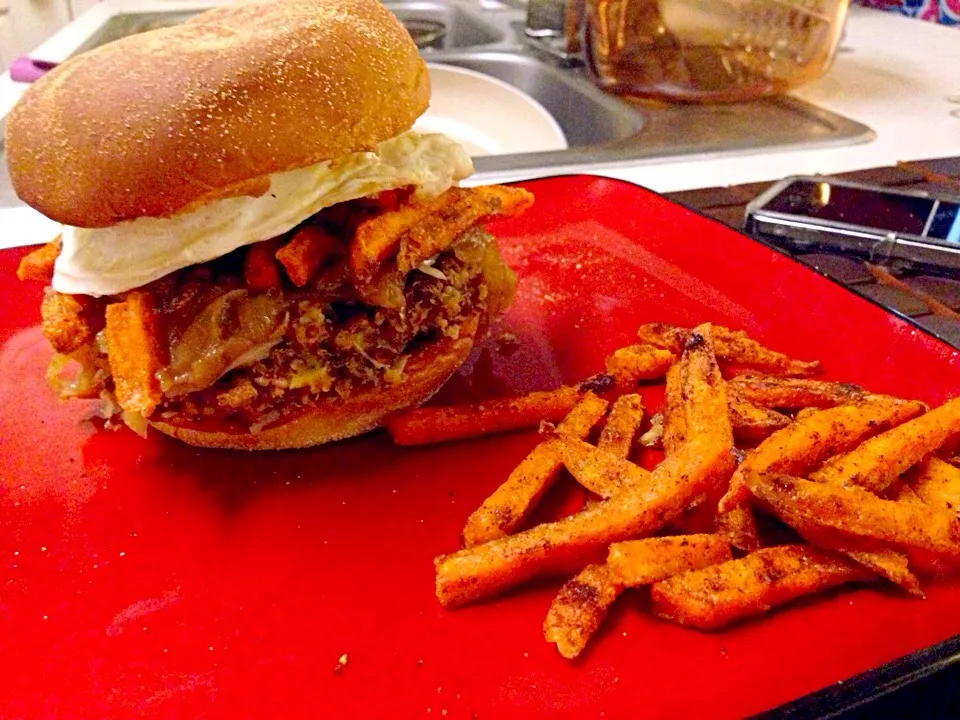 Quinoa burgers with beer caramelized onions, spicy sweet potato fries, and fried egg|Aubree Penneyさん