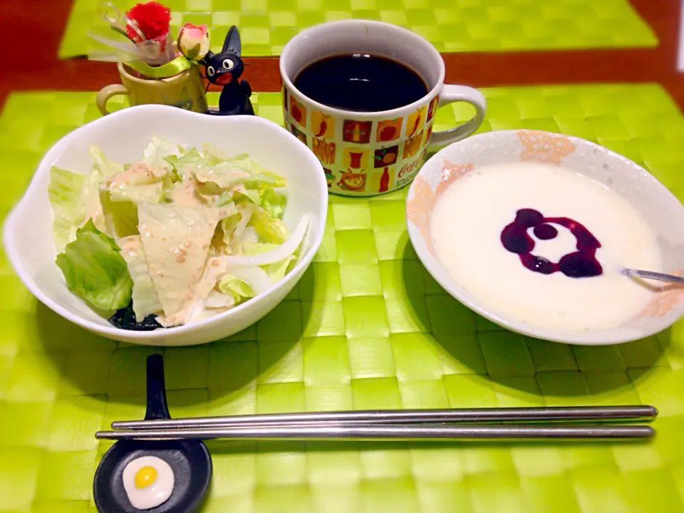 Snapdishの料理写真:サラダ＆豆乳バニラヨーグルト☕️|マニラ男さん