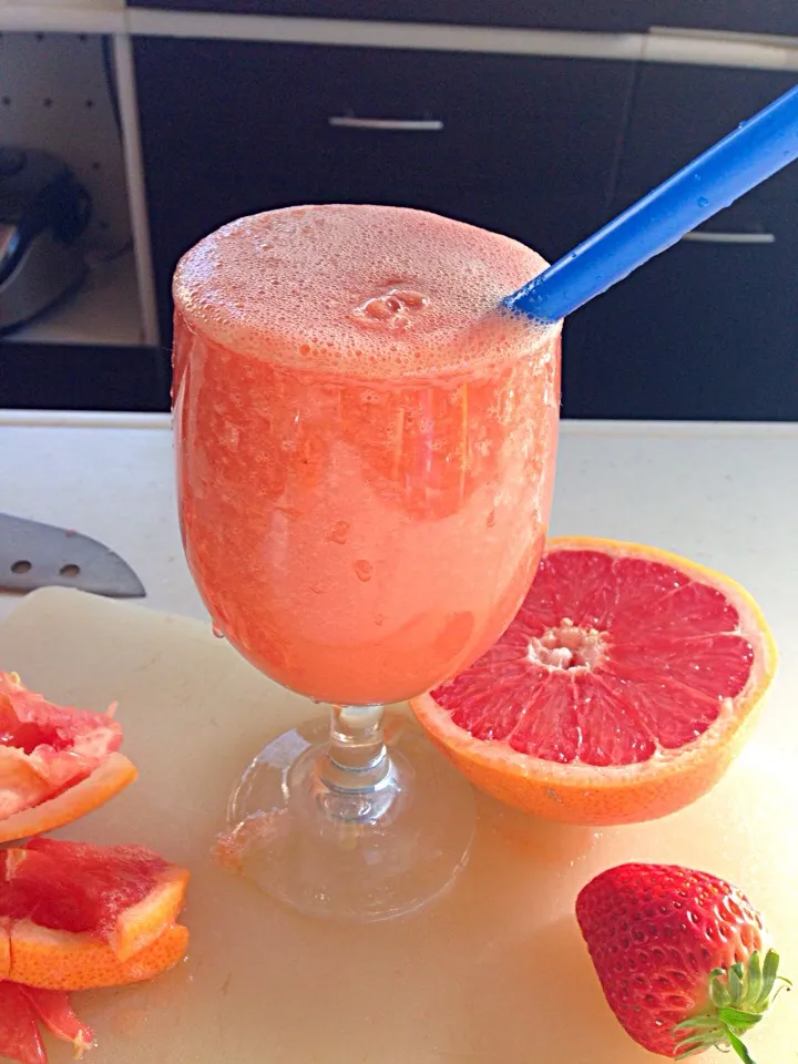 My Breakfast ' Red smoothie ( grapefruit ruby tomato strawberry paprika celery)|viviさん