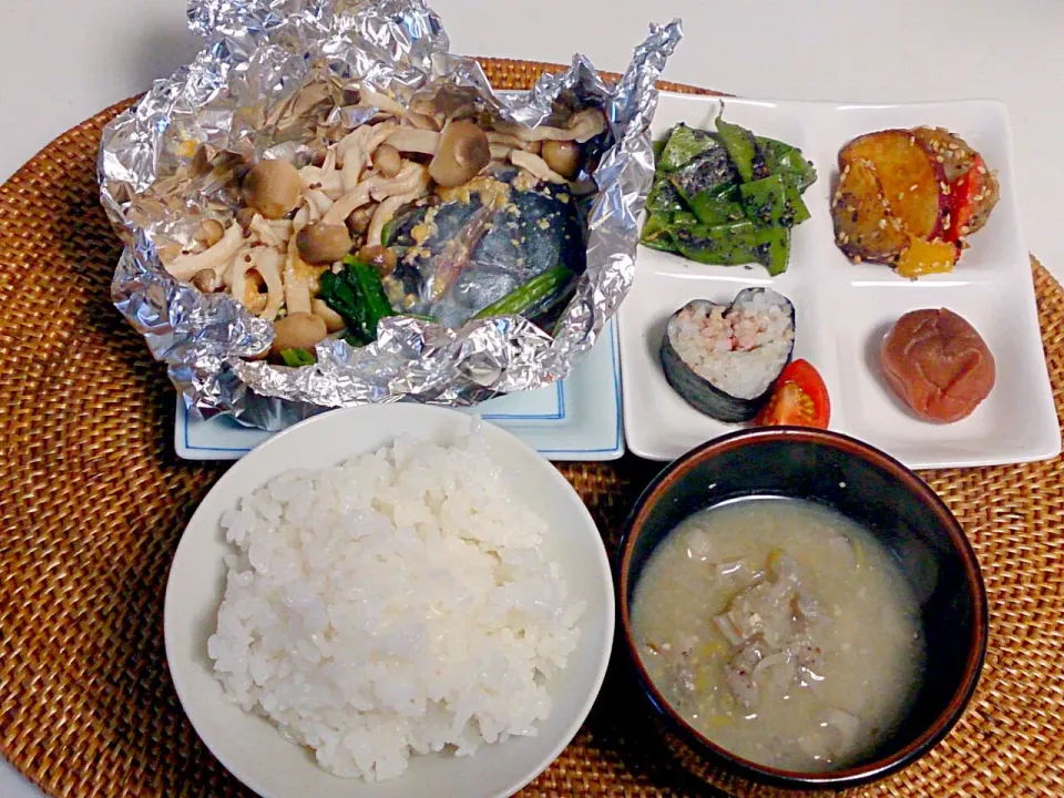 朝ごはん。サワラのシメジとほうれん草の味噌焼き。蓮根すり流し、きぬさやの黒ゴマよごし、手作り梅干し、蓮根さつま芋、豚そぼろのり巻き（お弁当と昨夜の残りです）(..)|やよさん