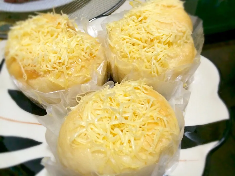 Brioche topped with grated cheddar cheese|evelynさん