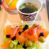 Smoked salmon, avocado, green olive, lumpfish &nuts salad with INCA inchi oil|Naoko Beebeさん