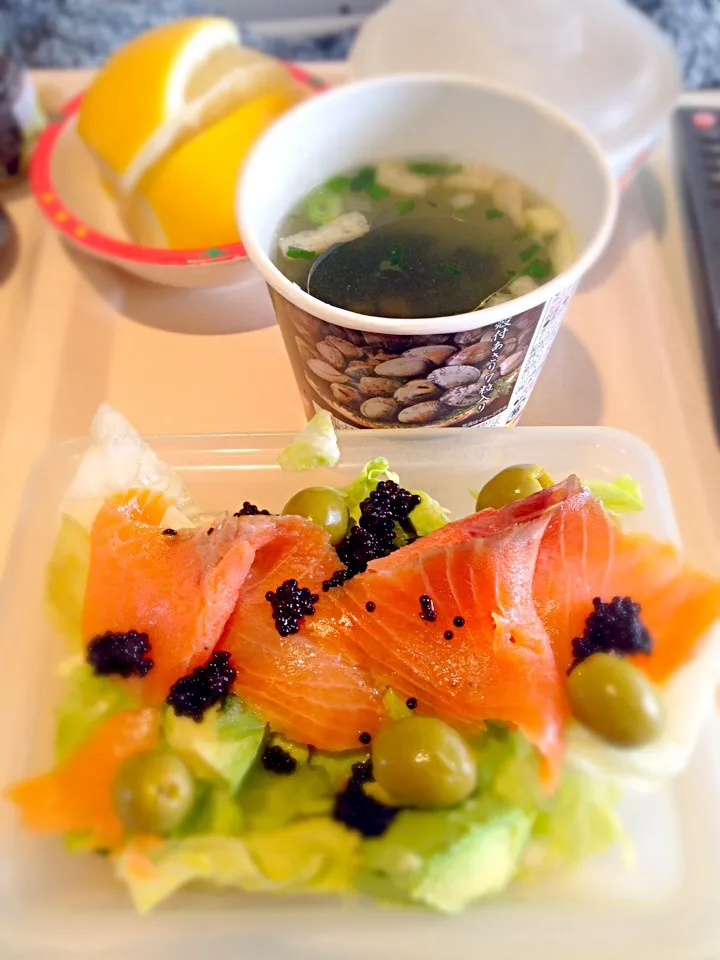 Smoked salmon, avocado, green olive, lumpfish &nuts salad with INCA inchi oil|Naoko Beebeさん