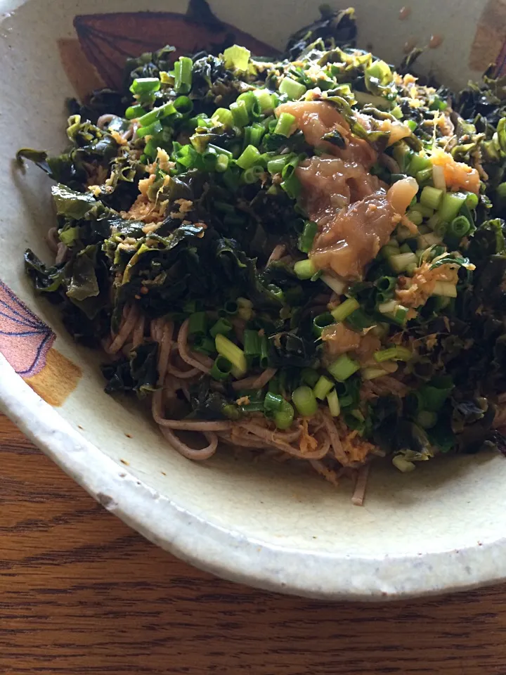 ワカメと胡麻だれの温かいお蕎麦|たけさん