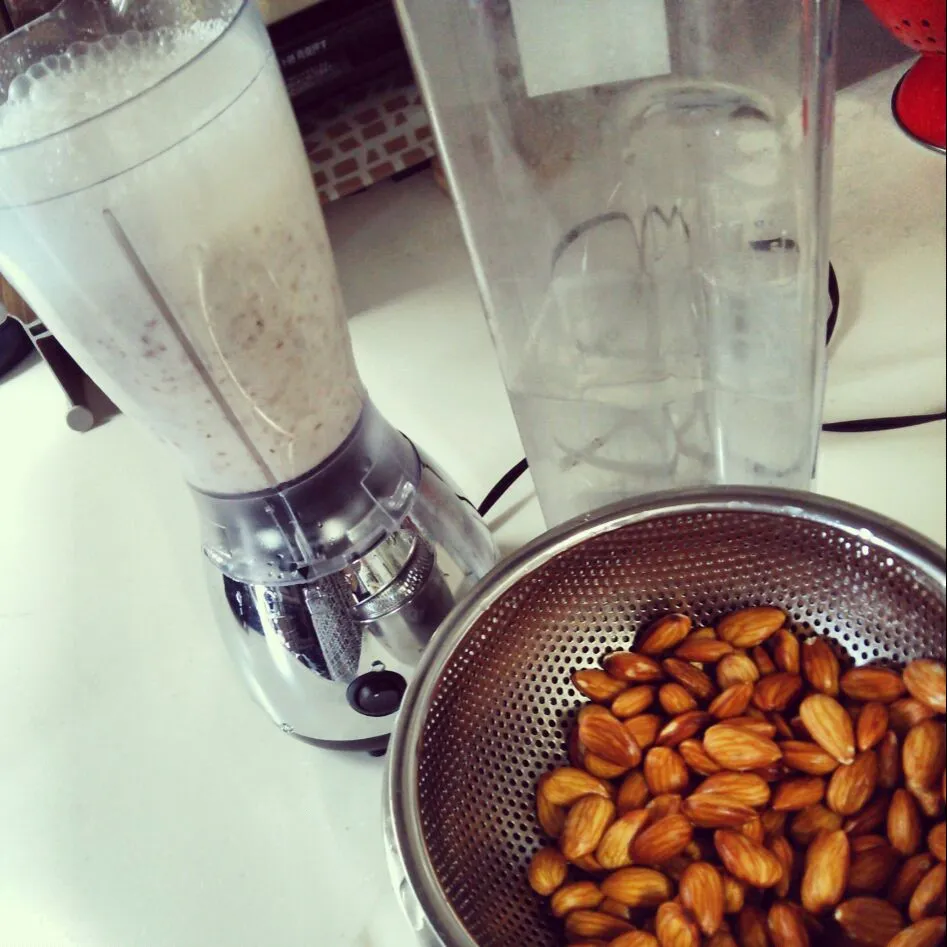 アーモンドミルク作ってます＼(≧U≦)/
Almond milk for beautiful skin and  Anti-Aging and diet!|Kashimanakitchenさん