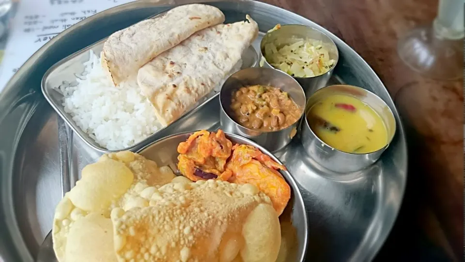 lunch time in india!! yes, ofcause we are having veggie thali.|chieさん