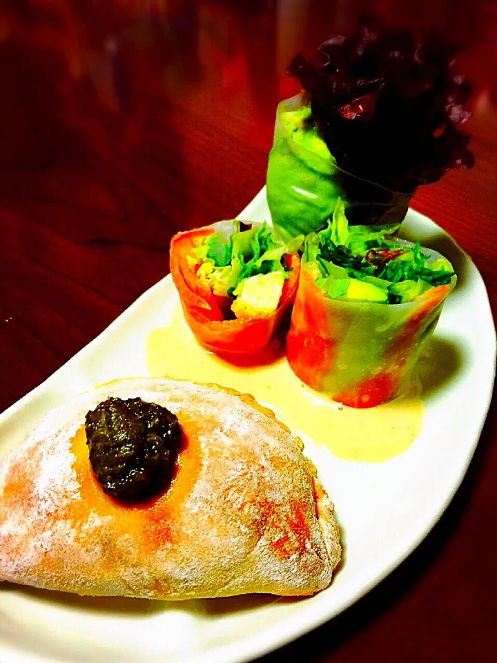 Baked "Chicken Empanada" with green sauce and "Avocado-Salmon Green Salad in wrap"|Laarni Nabongさん