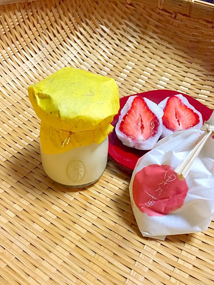 Snapdishの料理写真:白あんイチゴ🍓大福とせいろ蒸し🍮プリンが、きょうのおやつ。|Kumi_loveさん