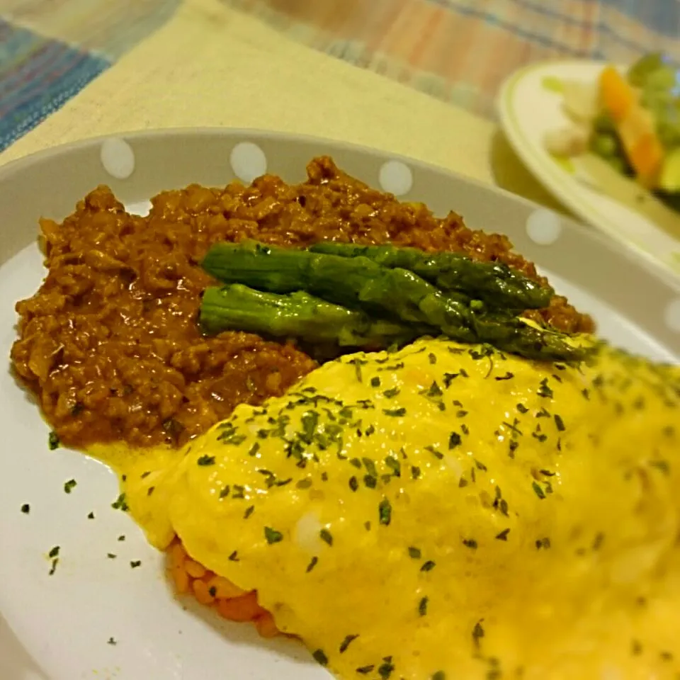 オムライス！ミートソースをアレンジしてキーマカレー風に変えてかけてみました|ちぇさん