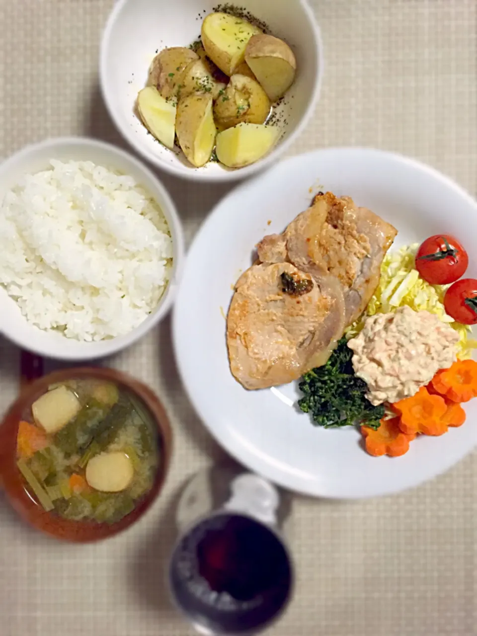 春の彩り蒸し野菜サラダ(手作り食べるゴマ野菜ドレッシング)&豚の生姜焼き&じゃがバター&おふと野菜の味噌汁💓|あゆかさん