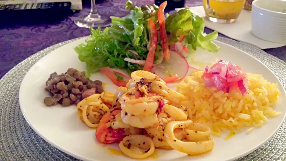 mariscos  al ajillo y arroz amarillo|Saito  Iwaoさん