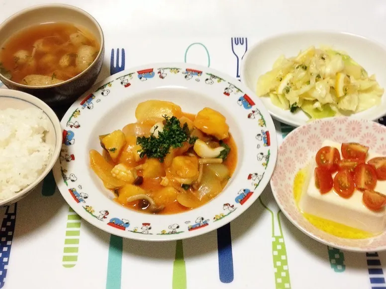 お揚げとエノキのお味噌汁・じゃがいもとイカのトマトソース煮・キャベツのホットレモンサラダ・プチトマトとオリーブオイルの冷奴|美也子さん