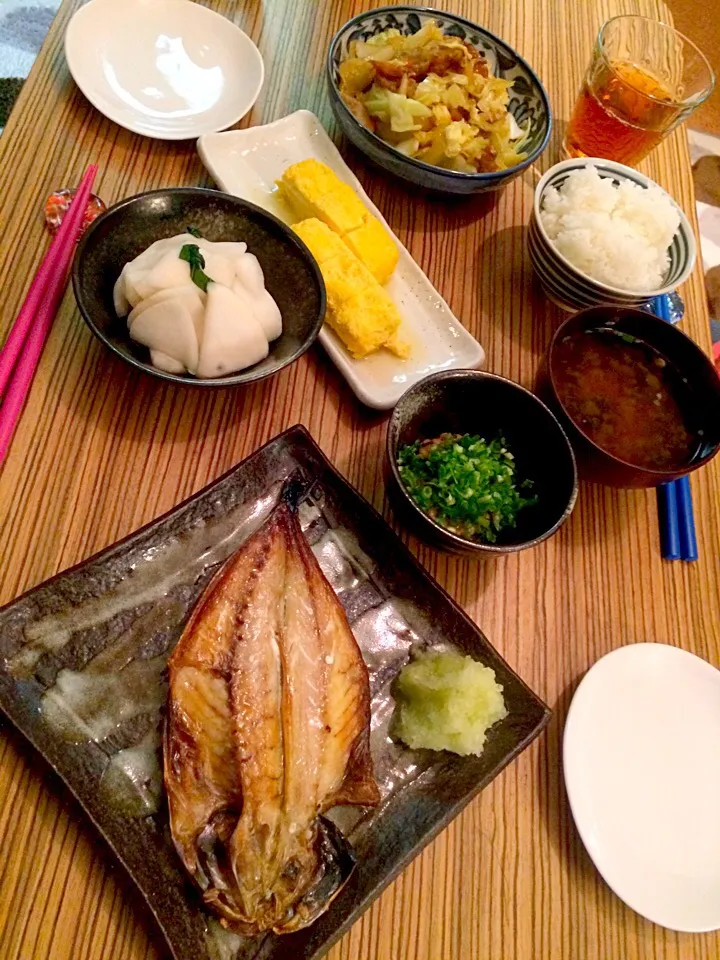 ＊晩ごはん＊ アジ干物 キャベツ玉葱とゴボ天の炒め煮 出し巻き卵 かぶ漬け 納豆 しじみの赤だし|pinoyamaさん