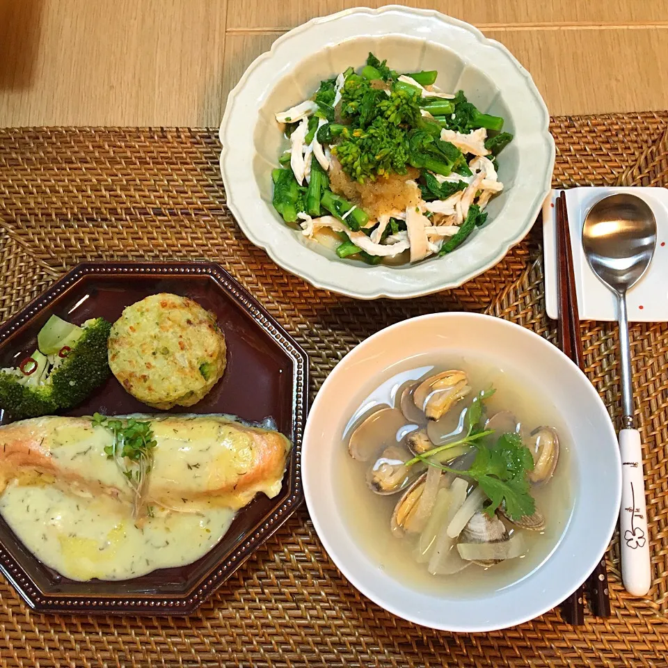 晩ご飯  ＊サーモンのレモン&ディルソース ベジタブルメダリオン添え ＊菜の花と鶏むね肉のオニオンドレッシングサラダ ＊アサリと大根のスープ|kokoさん