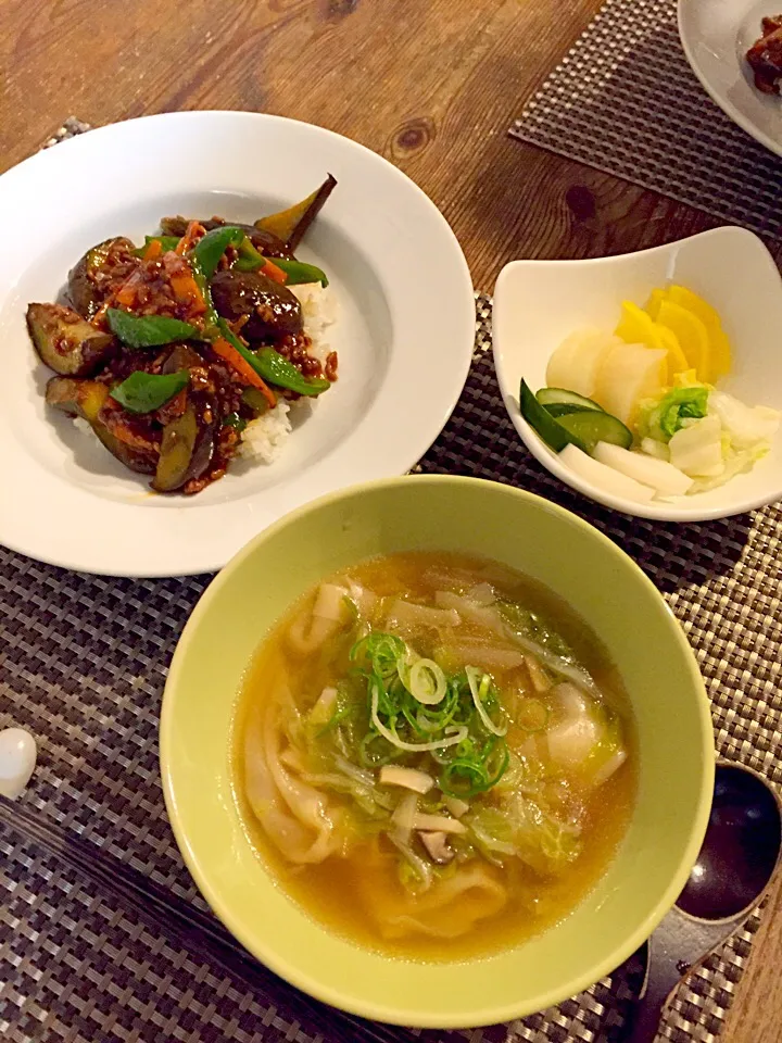 Snapdishの料理写真:今夜は中華ご飯😍💛麻婆茄子丼🍆ワンタンと白菜の中華スープ、お漬物🍀|まみりんごさん