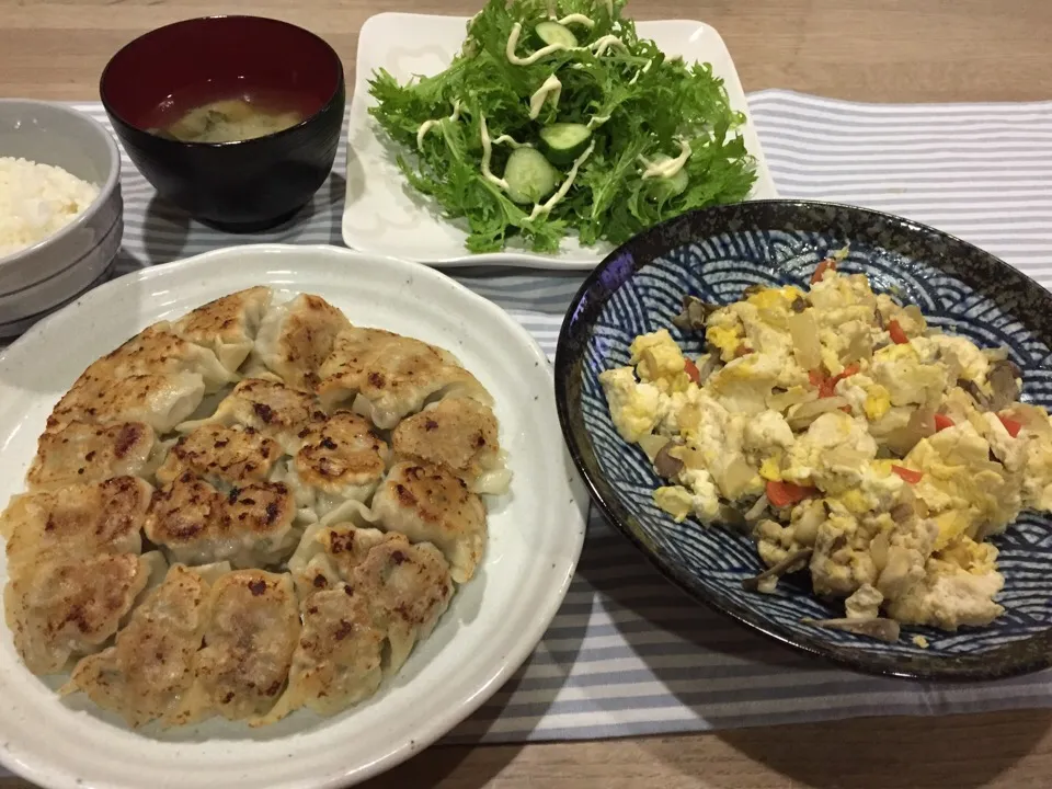 Snapdishの料理写真:ニラたっぷり餃子・キノコ入り炒り豆腐・わさび菜とキュウリのサラダグリーンサラダ・春菊の味噌汁|まーままさん