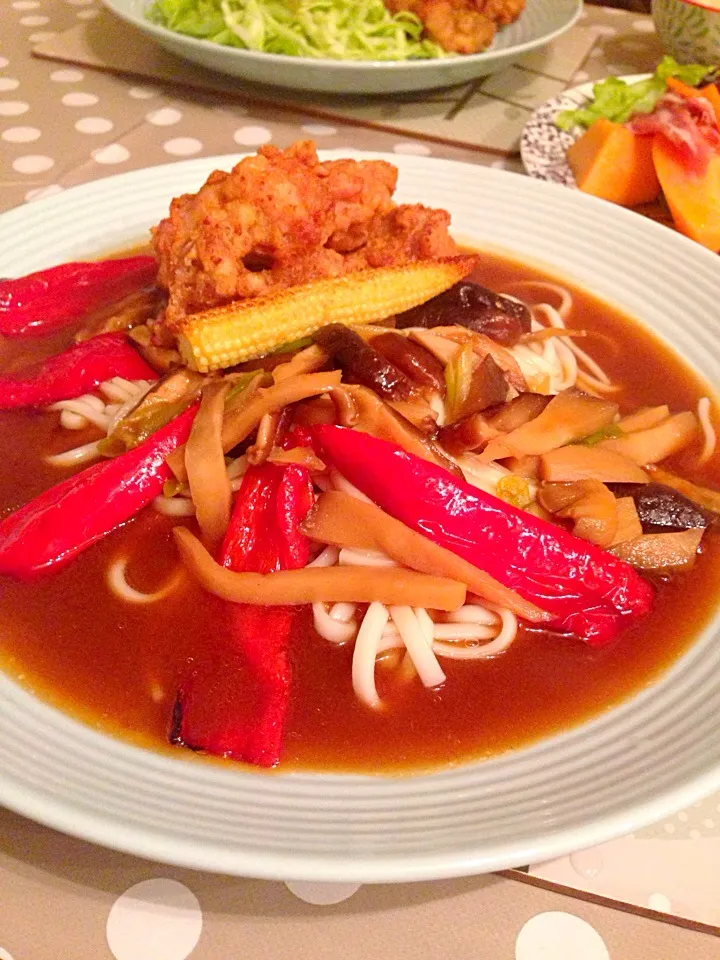 Snapdishの料理写真:キノコたっぷりカレーうどん ローストパプリカと唐揚げ添え✨|mayuさん