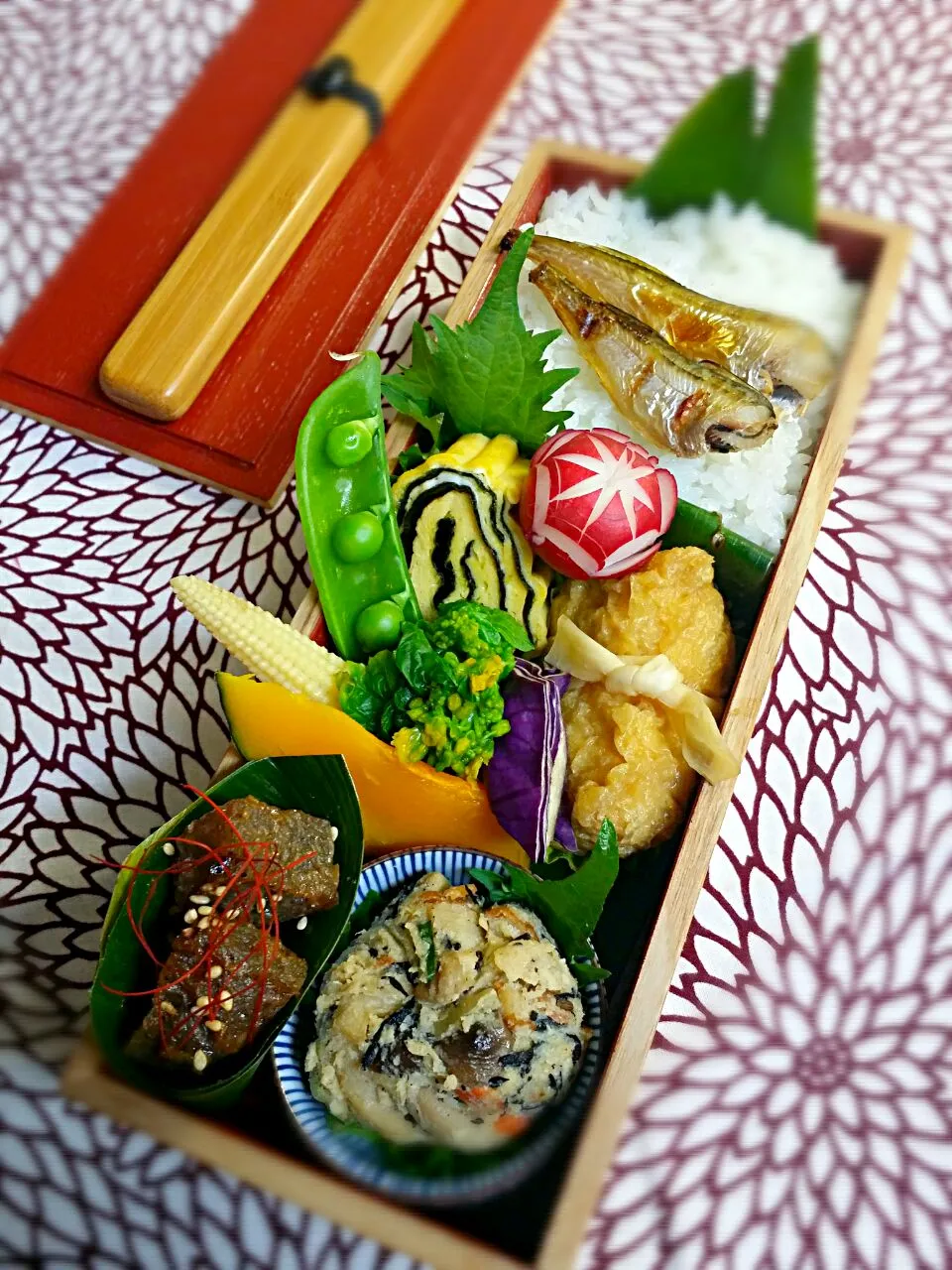 Snapdishの料理写真:《水曜日の夫弁当》

・茶巾卯の花
・こんにゃく味噌焼き
・袋入りつくね煮
・磯部だし巻き玉子
・夫婦ハタハタ焼き(*^^)
・温野菜⇒かぼちゃ、スイートコーン
　菜の花、紫キャベツ・スナップエンドウ

行ってらっしゃい～♡|藤田 まり子さん