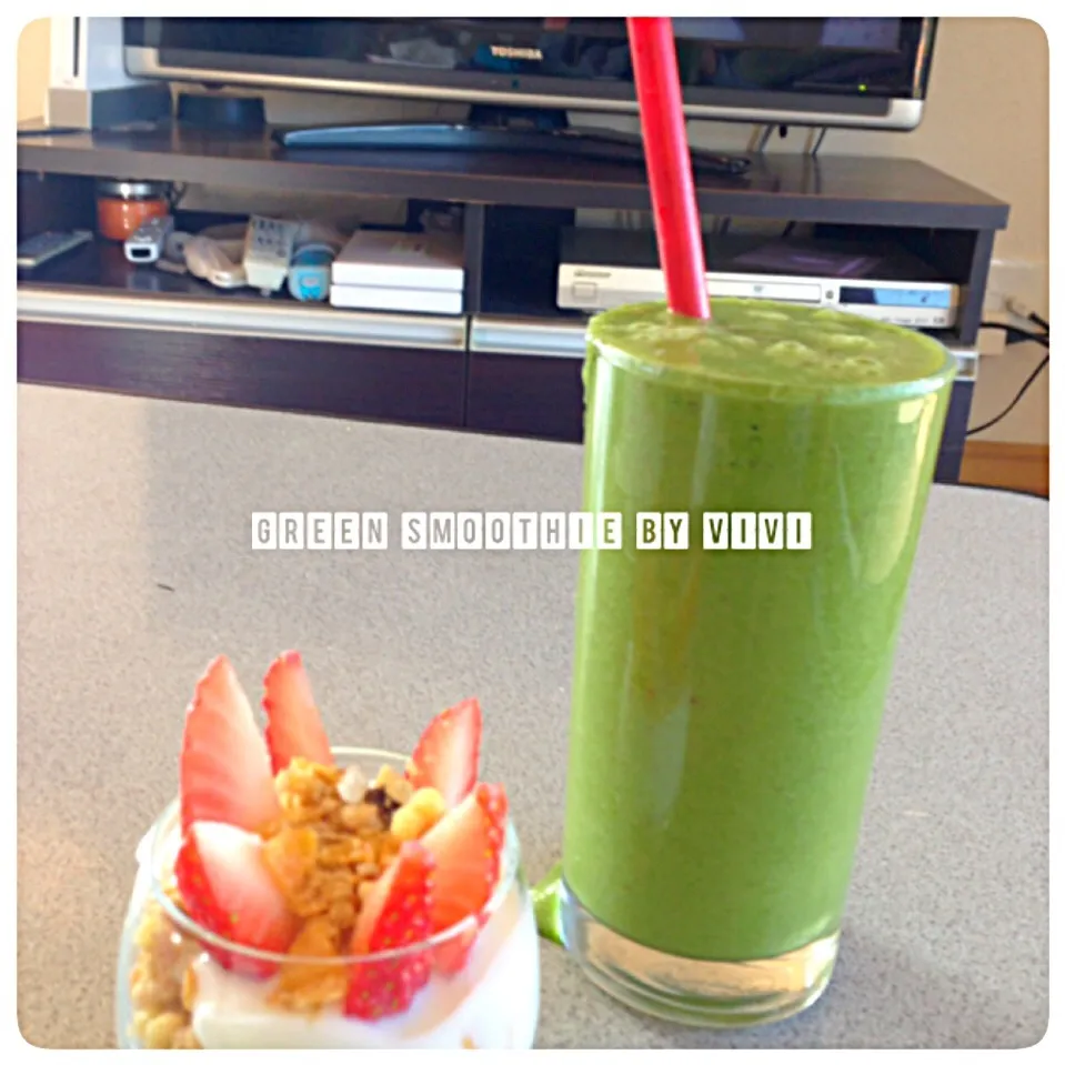 My Breakfast today 'green smoothie (spinach celery apple grapefruit) + fruit granola yoghurt|viviさん