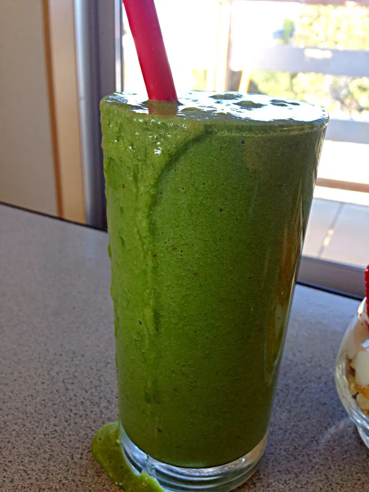 My Breakfast today 'green smoothie (spinach celery apple grapefruit) + fruit granola yoghurt|viviさん