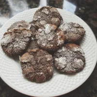 Chocolate crinkle cookies|Emily Mathiosさん