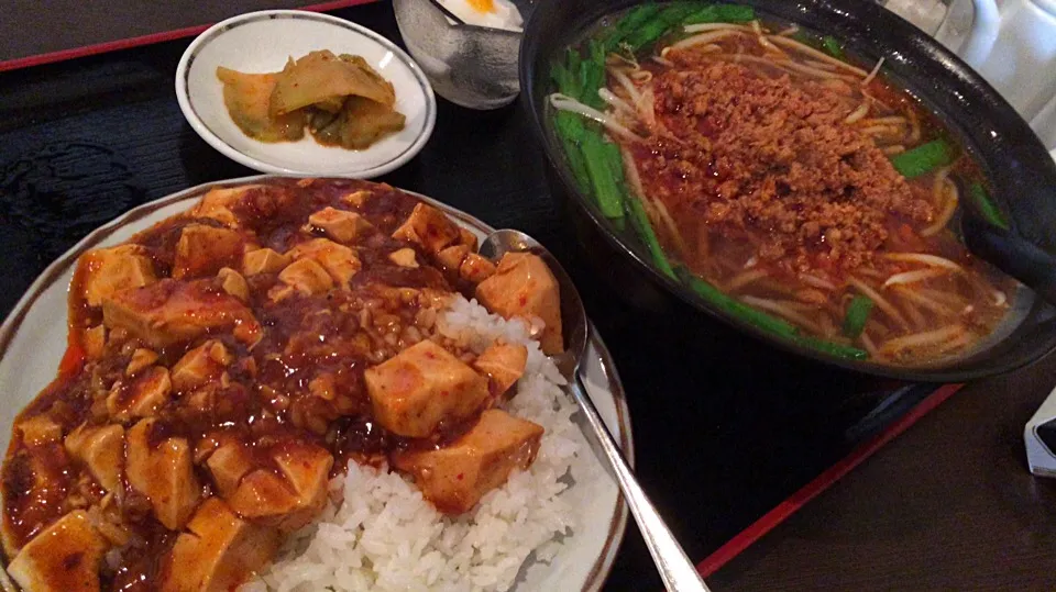 Snapdishの料理写真:【日替定食】台湾ラーメンと小麻婆豆腐丼を頂きました。|momongatomoさん