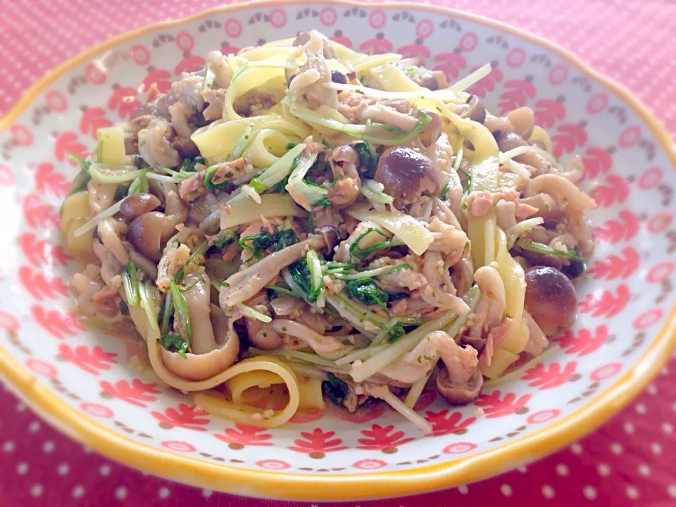 Snapdishの料理写真:しめじ、ツナ、水菜のパスタ|なおたんさん