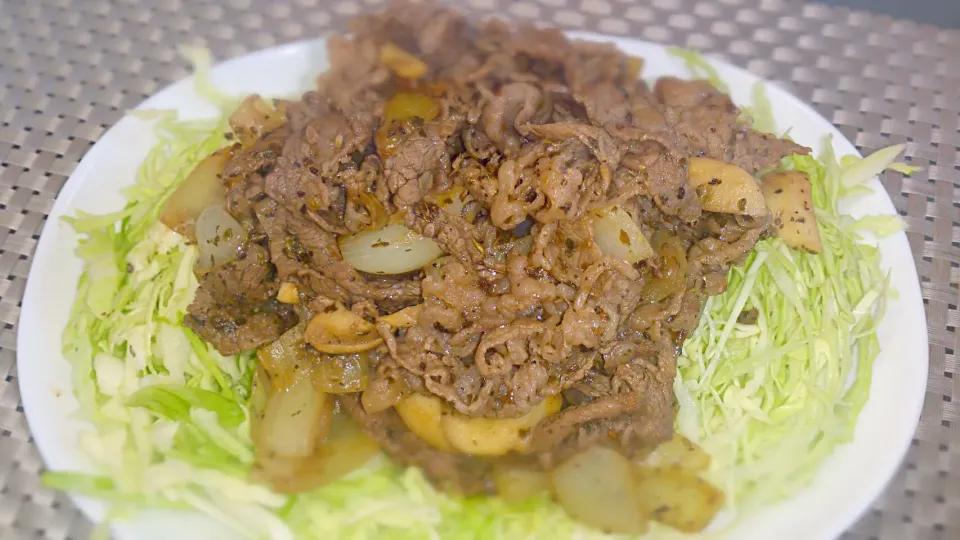 牛肉と玉ねぎのバジル醤油炒め|つきやぶさん