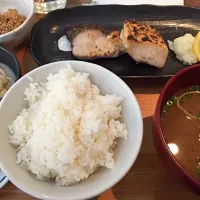 Snapdishの料理写真:ぶりの塩焼き定食|ユウさん