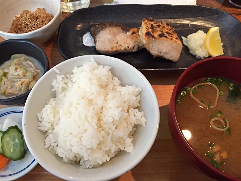 Snapdishの料理写真:ぶりの塩焼き定食|ユウさん