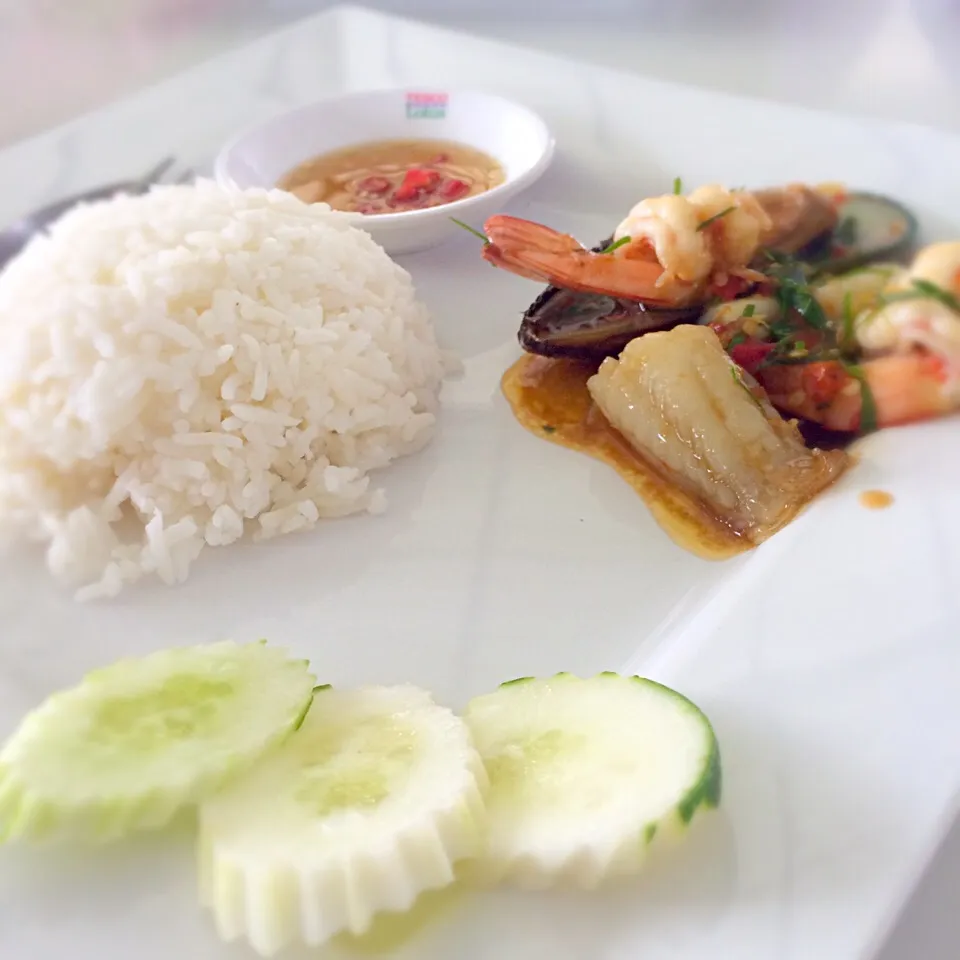 Snapdishの料理写真:ข้าวผัดพริกไทยดำทะเล|Chillclub Npさん