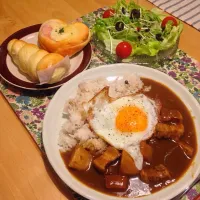 Snapdishの料理写真:カレー と 手作りパン