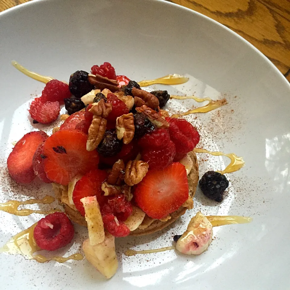 Whole wheat waffle with peanut butter, banana, strawberry, berries, pecans, honey and cinnamon|victoria valerioさん