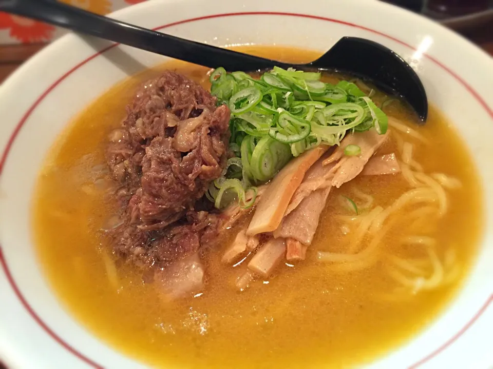 Snapdishの料理写真:シマシマトム 牛骨塩ラーメン|ddr3rdmixさん