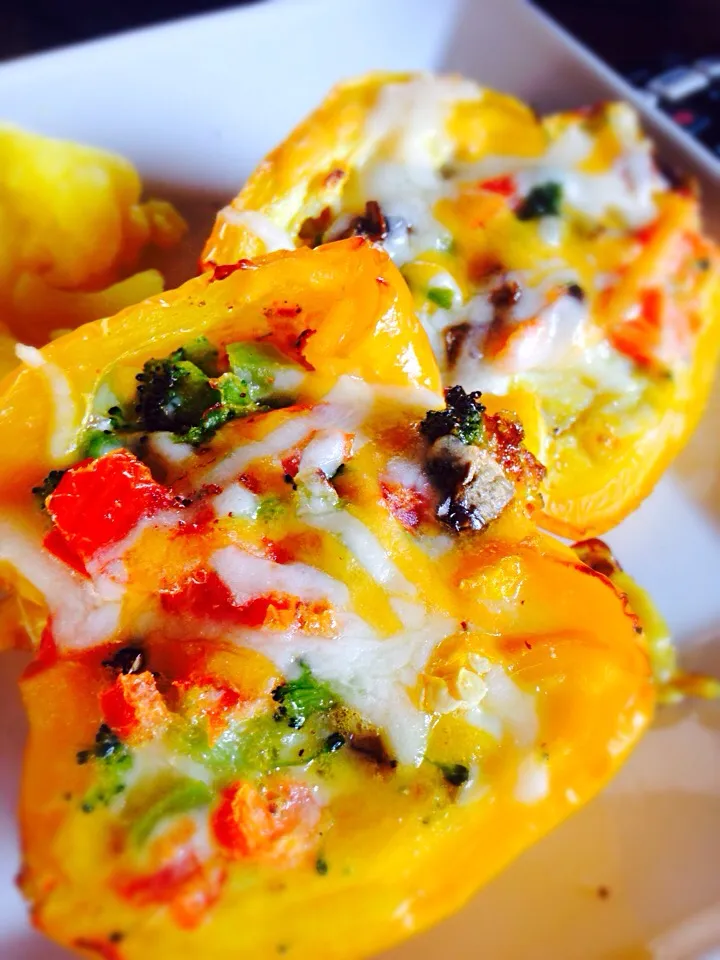 Bell Pepper Stuffed with Broccoli, Mushrooms, Tomato and Eggs!|Michol Lynn Whiteさん