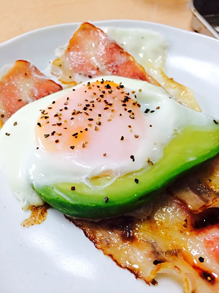 OMさんの料理 Fried egg in avocado やっと作れました♡|hmさん