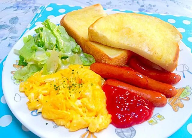 今日の朝ご飯 😍 バタートーストブレッドと卵ソーセージ焼き - Buttered toast bread, scrambled egg & fried sausage for breakfast ❤️😋✨|Liezlさん