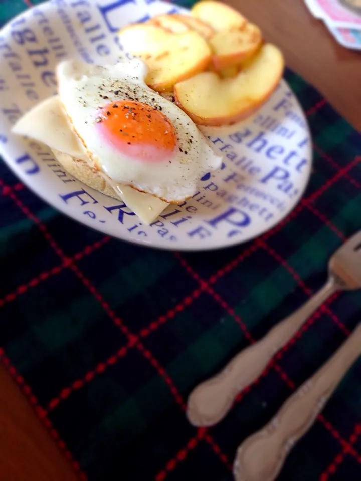 平日morning。とろとろ目玉焼き＋チーズ&林檎のココナッツオイルソテー蜂蜜がけonフルーツグラノーラマフィン|kmkkntさん