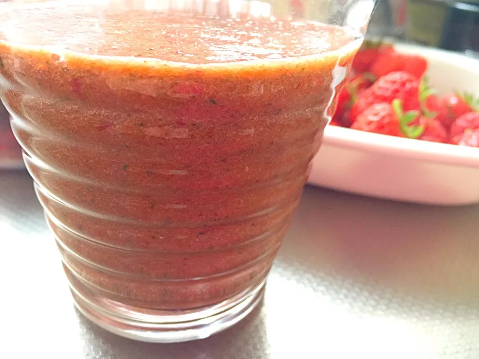 Today's smoothie ; komatsuna, strawberries, apple, frozen raspberries, lemon juice.|YDKOさん