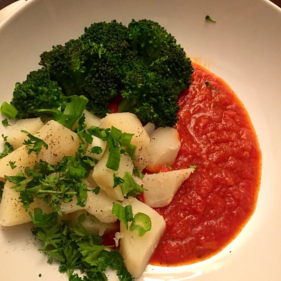 Tomato sauce with steamed potato and broccoli|victoria valerioさん