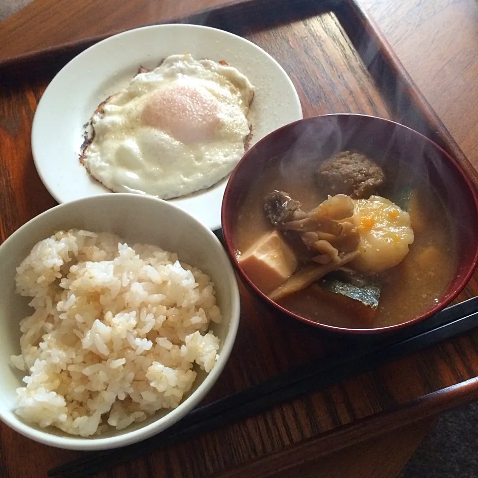 お吸い物から味噌汁、そして団子汁にアレンジ。玄米ご飯、目玉焼きと。|マユマユさん