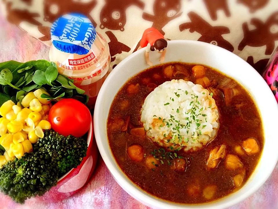 あわび茸とひよこ豆のほろほろチキンカレー🍛&コーン入りグリーンサラダお弁当♪|桃実さん