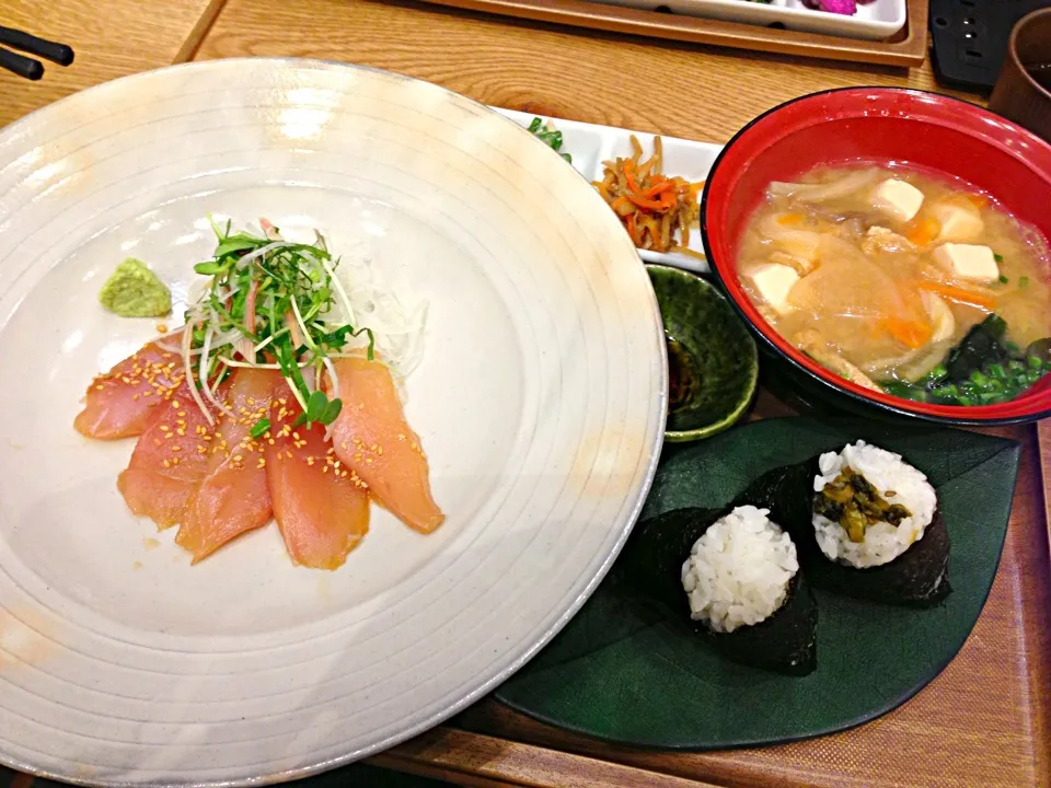 Snapdishの料理写真:漬けマグロとおにぎりランチ🍙|ミツさん