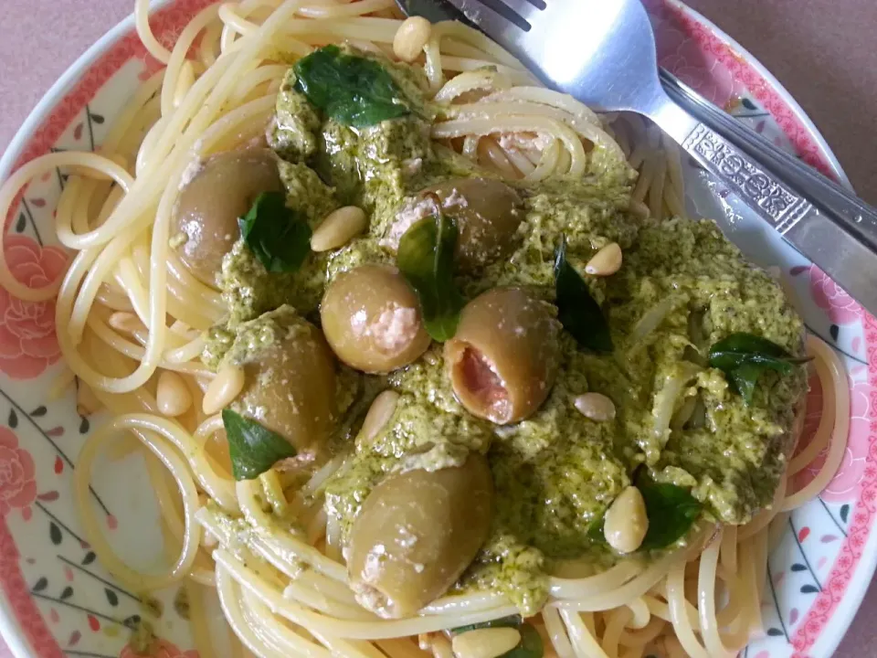 Snapdishの料理写真:basil pesto pasta with olives amd pinenuts|susan laiさん