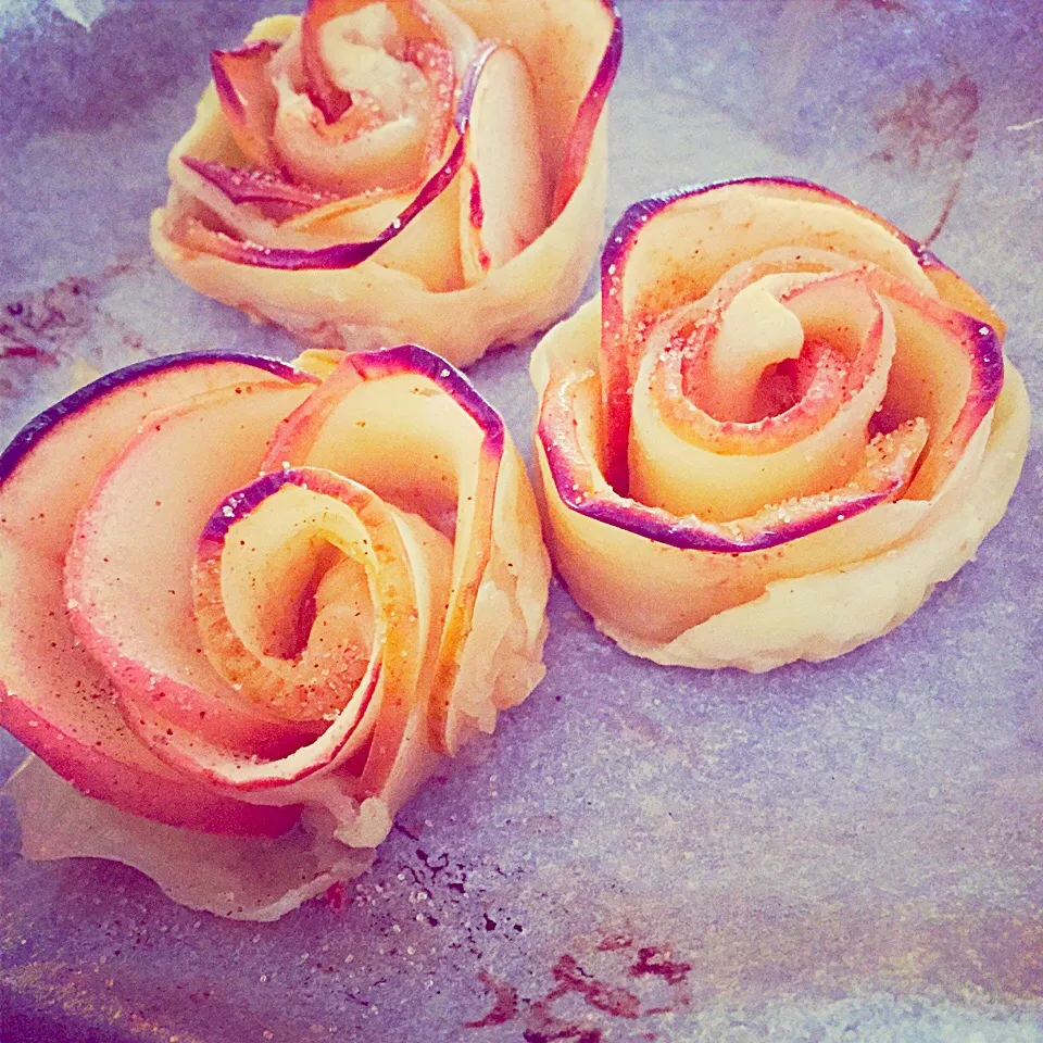 Snapdishの料理写真:薔薇のアップルパイ|りえわんこさん