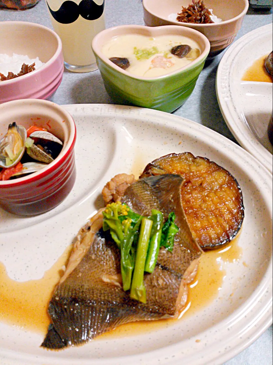 赤カレイの煮つけ　かも茄子の照り焼き　あさりの酒蒸し　茶碗蒸し　ご飯くぎ煮のせ|裕子さん