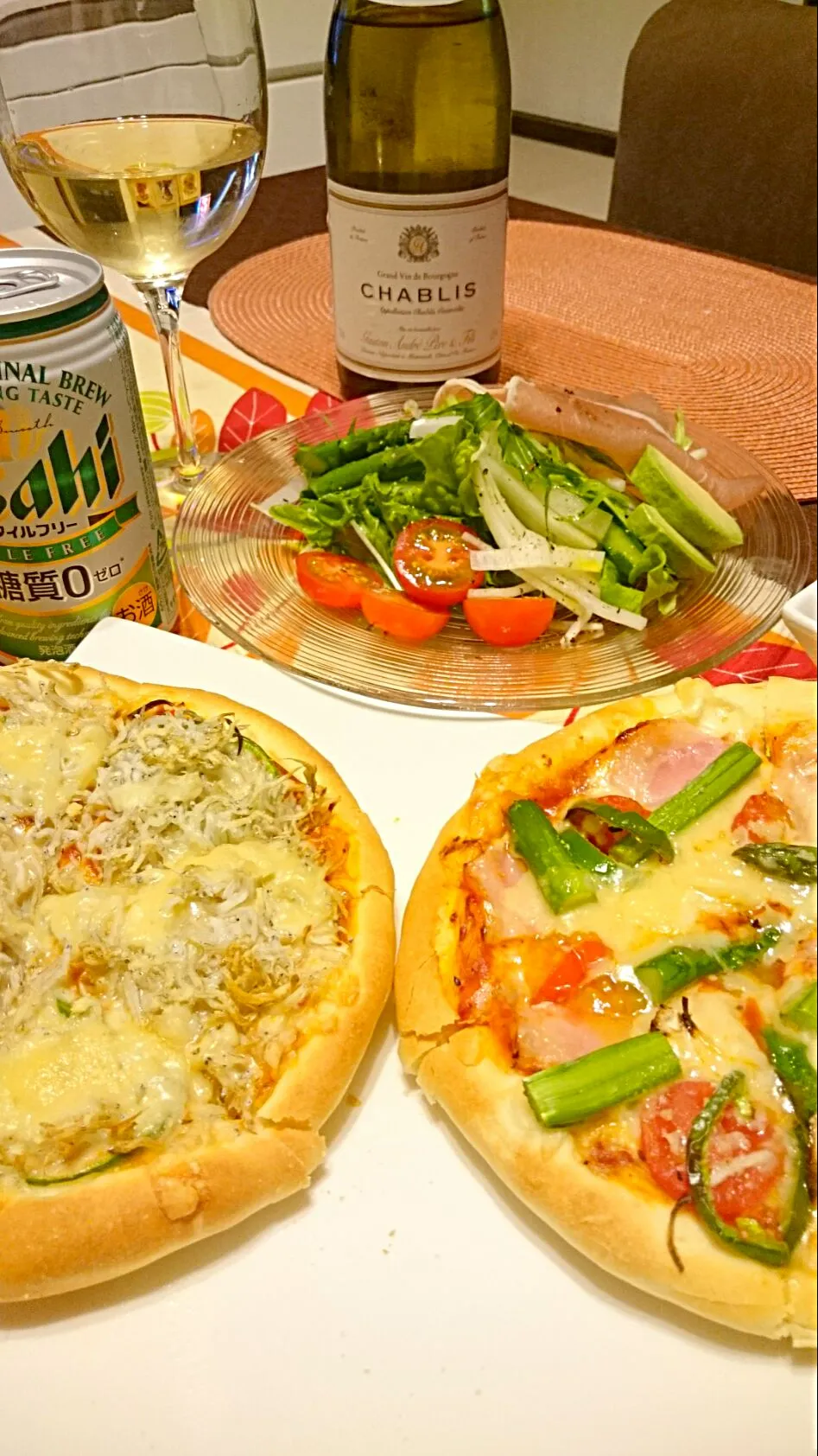 シラスピザ&アスパラとベーコンのピザ🍕生ハムサラダも🍴糖質0と白ワイン🍷＼(^o^)／|ナムナムさん