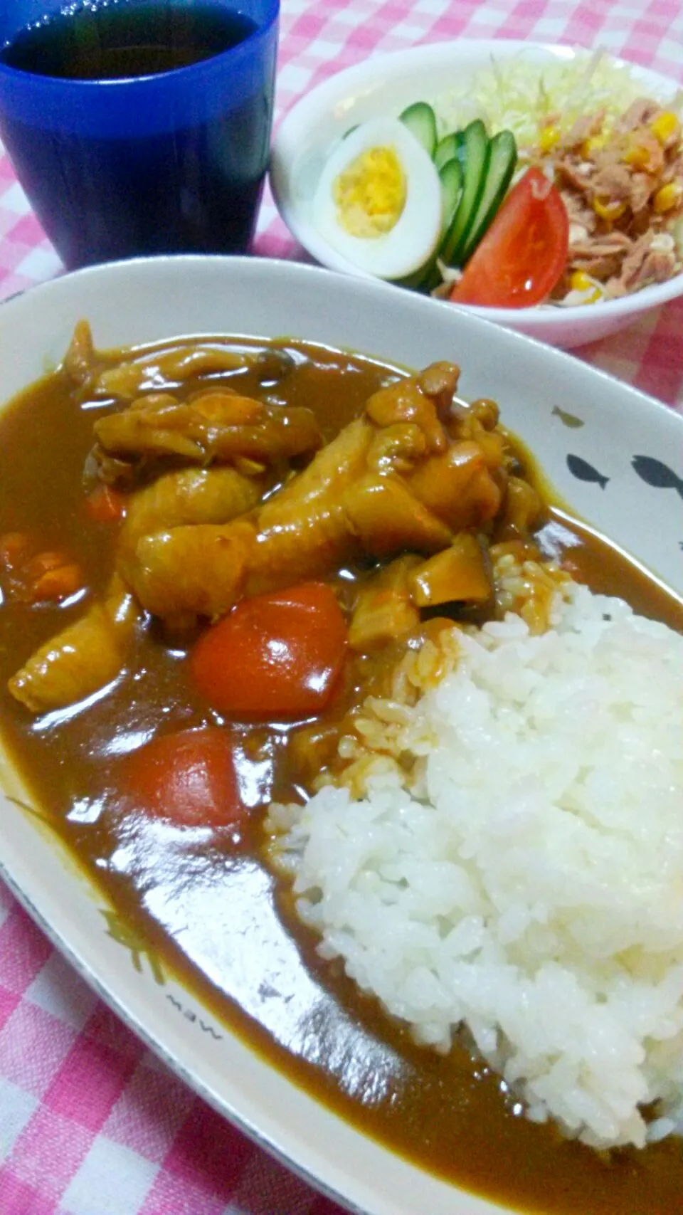 Snapdishの料理写真:カレーライス(鶏手羽元･玉葱･人参･エリンギ･しめじ･舞茸･トマト･にんにく)、サラダ(千切りきゃべつ･きゅうり･トマト･ツナ･ゆで卵)|まあるさん