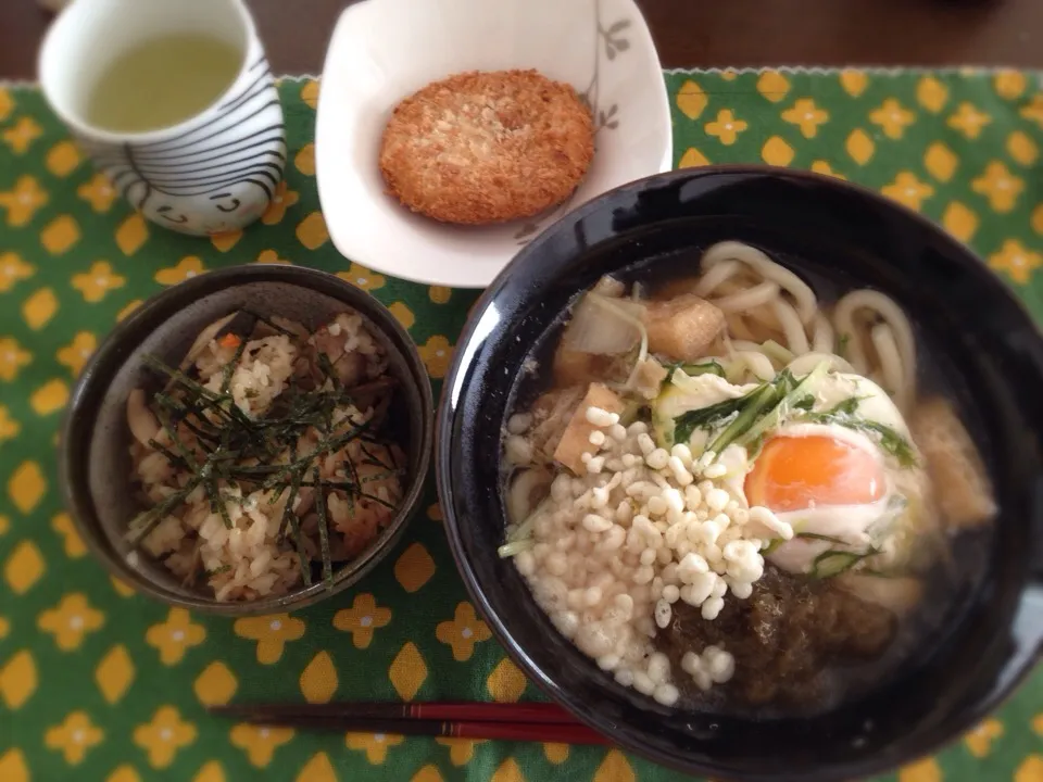 Snapdishの料理写真:月見うどんと鶏ゴボウおこわにおまけのコロッケ|きころんさん