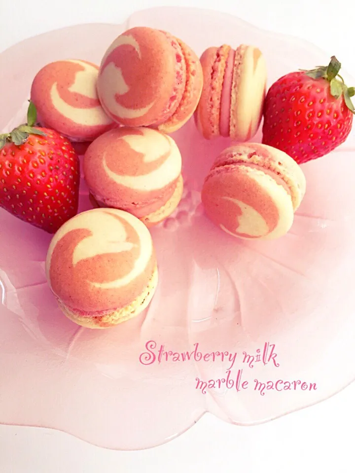 Snapdishの料理写真:Strawberry milk macaron🍓|サクラさん